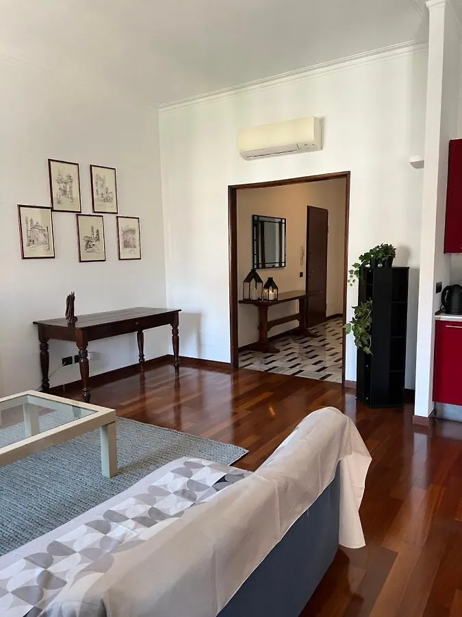Rebecca'S Milano Collection: Repubblica Apartment Italy