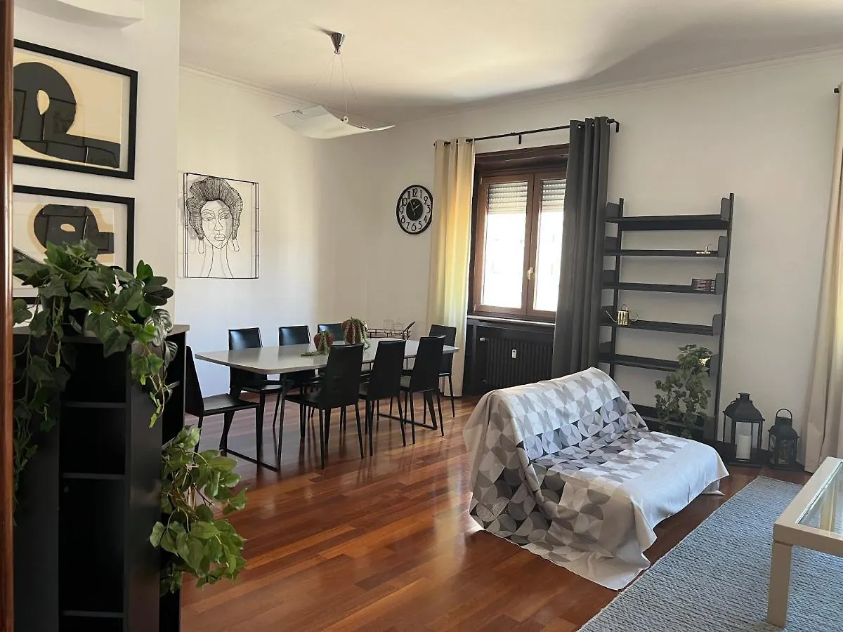 Rebecca'S Milano Collection: Repubblica Apartment Italy