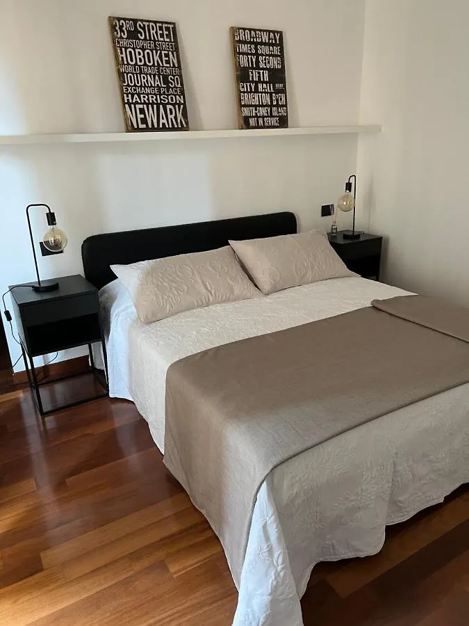 Rebecca'S Milano Collection: Repubblica Apartment Italy